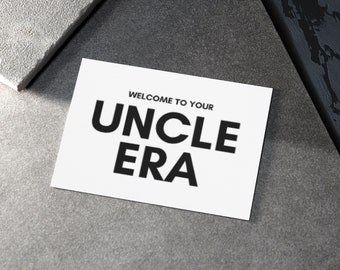 Peut inclure: Carte blanche avec le texte "Bienvenue dans l'ère de votre oncle" en lettres noires et grasses sur un fond gris.