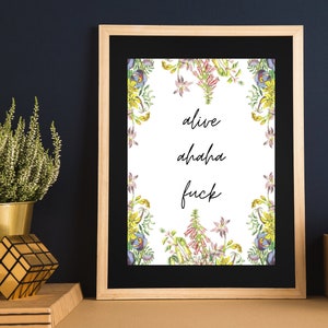 Alive Ahaha F*ck, Citas divertidas, Cita de TikTok, Arte de TikTok, Regalo para adolescentes, Decoración de dormitorio, Flores amarillas, Arte botánico, Cita de corona de flores