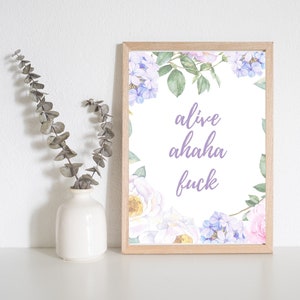 Puede incluir: Una impresión enmarcada con un diseño floral de acuarela en tonos de rosa, morado y verde. El texto "alive ahaha fuck" está impreso en morado sobre un fondo blanco.
