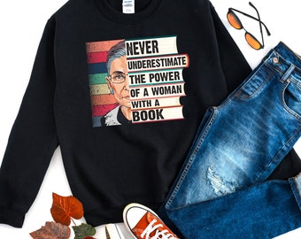 Never Underestimate The Power Of A Woman With A Book Sweatshirt - Ruth Bader Ginsburg Sweatshirt - Leseshirt - Weihnachtsgeschenk