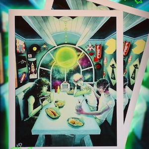 Può includere: Un dipinto ad acquerello di quattro persone sedute a un tavolo da pranzo nello spazio. Il ristorante è decorato con decorazioni retrò a tema spaziale, tra cui un jukebox, una navicella spaziale e un UFO. Le persone stanno mangiando hamburger e bevendo milkshake. Il dipinto è ambientato su uno sfondo di stelle e un pianeta verde.