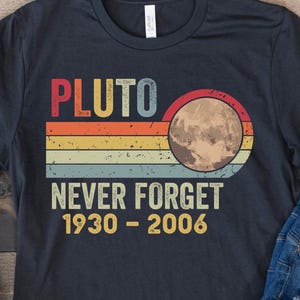 Pluto glöm aldrig-tröja, astronomi-tröja, rymd-tröja, solsystem-tröja, rolig vetenskap-tröja, planet-tröja, retro vintage Pluto 1930-2006