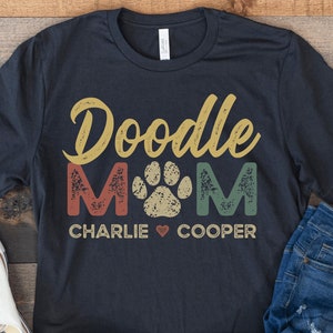 Doodle mamá, camisa de garabato, camisa de mamá de perro, camisa de mamá de perro personalizada con nombres de perro, regalos de garabato dorado, mamá de garabato, mamá de garabato dorado