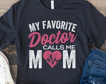 Mi doctor favorito me llama mamá, mamá orgullosa de una camisa de doctor, camisa de mamá de doctor, regalo divertido de doctor, graduación de la escuela de medicina, camiseta de doctor futuro