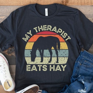 Camiseta de caballo, camiseta retro de caballo, regalo para amantes de los caballos, equitación, camiseta ecuestre, camiseta divertida de caballo, camiseta de caballo para niña, mi terapeuta come heno