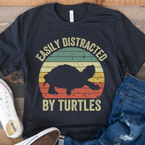Camicia di tartaruga, Facilmente distratto dalle tartarughe, Salva le tartarughe, Regalo divertente per l'amante delle tartarughe, Tee dell'ambiente, Giornata della Terra, Tartaruga vintage retrò