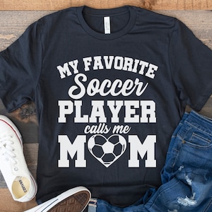 Fußball Mama Shirt, Mein Lieblingsfußballspieler ruft mich Mama, Fußball Ball Geschenk, Lustige Fußball Mama, Fußball Liebhaber, Fußball Mama Leben, Muttertag