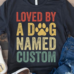 Personlig t-shirt med hundnamn | Presenter till hundälskare, present till hundägare, älskad av en hund som heter, personlig t-shirt
