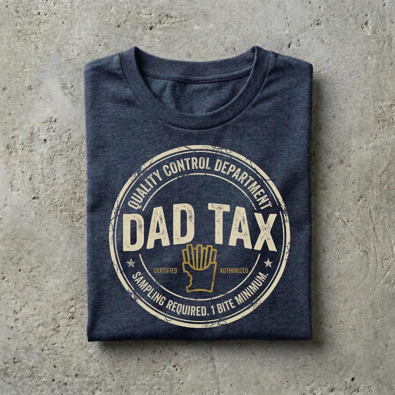 Puede incluir: Camiseta azul marino con un gr&aacute;fico circular que dice "QUALITY CONTROL DEPARTMENT DAD TAX". El gr&aacute;fico incluye una imagen de patatas fritas y el texto "SAMPLING REQUIRED. 1 BITE MINIMUM."