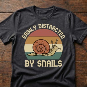 Camiseta "Fácilmente distraído por caracoles", regalo divertido para amantes de los caracoles Dark Grey Heather
