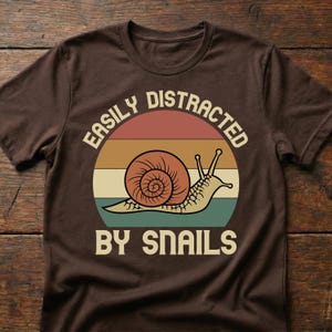 Camiseta "Fácilmente distraído por caracoles", regalo divertido para amantes de los caracoles Dark Chocolate