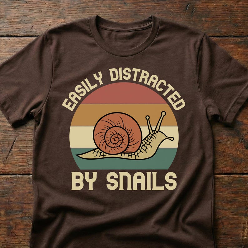 Camiseta "Fácilmente distraído por caracoles", regalo divertido para amantes de los caracoles Dark Chocolate