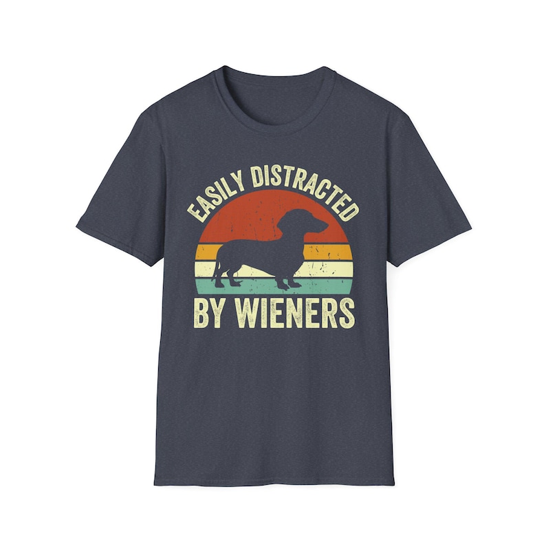 Chemise teckel, t-shirt pour chien viennoiserie drôle, cadeau rétro pour amoureux des chiens, facilement distrait par les saucisses fumées Heather Navy