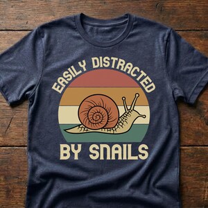 Camiseta "Fácilmente distraído por caracoles", regalo divertido para amantes de los caracoles Heather Navy