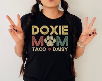 Camisa de Dachshund, regalos de Dachshund, camisa de mamá Doxie, camisa de mamá de perro con nombre, camisa de mamá de perro con nombres de perro, camisa de perro Wiener personalizada