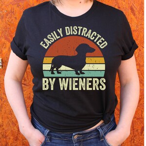 Chemise teckel, t-shirt pour chien viennoiserie drôle, cadeau rétro pour amoureux des chiens, facilement distrait par les saucisses fumées image 3