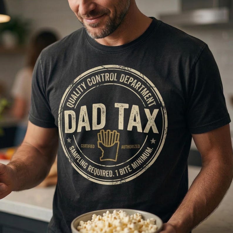 Puede incluir: Camiseta negra con un gr&aacute;fico desgastado que dice "DAD TAX" en un dise&ntilde;o circular. El dise&ntilde;o incluye el texto "Quality Control Department", "Certified", "Authorized" y "Sampling Required. 1 Bite Minimum."