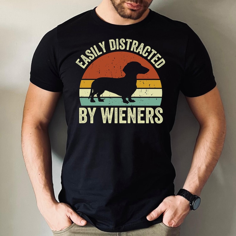 Chemise teckel, t-shirt pour chien viennoiserie drôle, cadeau rétro pour amoureux des chiens, facilement distrait par les saucisses fumées image 2