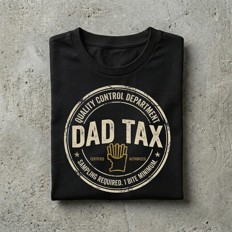 Puede incluir: Camiseta negra con un dise&ntilde;o circular que dice "QUALITY CONTROL DEPARTMENT DAD TAX" en una fuente desgastada. El dise&ntilde;o incluye una ilustraci&oacute;n de patatas fritas y el texto "SAMPLING REQUIRED. 1 BITE MINIMUM."