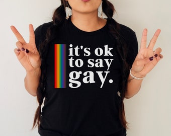 Di camisa gay, camisa LGBTQ, camisa del orgullo gay, camisa queer, camisa de derechos humanos, camisa lésbica, camisa activista, camiseta arco iris, está bien decir gay