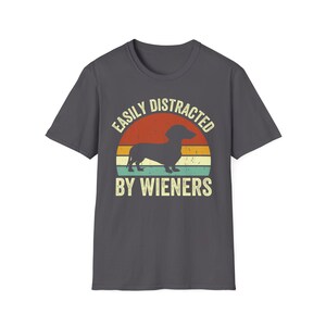 Chemise teckel, t-shirt pour chien viennoiserie drôle, cadeau rétro pour amoureux des chiens, facilement distrait par les saucisses fumées Charcoal