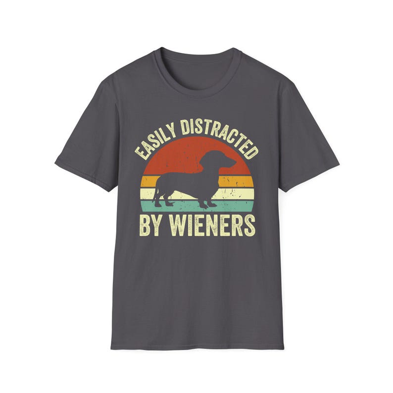 Chemise teckel, t-shirt pour chien viennoiserie drôle, cadeau rétro pour amoureux des chiens, facilement distrait par les saucisses fumées Charcoal