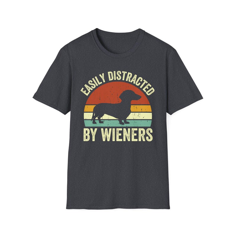 Chemise teckel, t-shirt pour chien viennoiserie drôle, cadeau rétro pour amoureux des chiens, facilement distrait par les saucisses fumées Dark Grey Heather