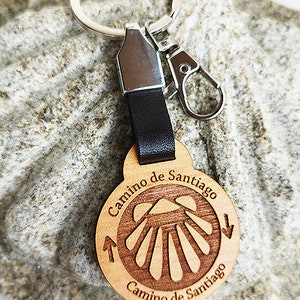 Keychain Shell Camino de Santiago in wood