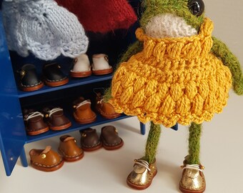 Miniature shoes for froggy