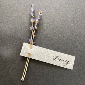Lavande séchée Nom de lieu | Étiquettes florales | marque-places en vélin fleurs séchées | Décorations florales de table de mariage | Faveur florale de fleurs sauvages