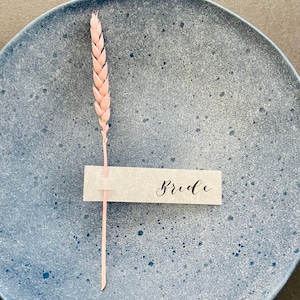 Nome di luogo di grano / Etichetta calligrafica autunnale / Nome di luogo floreale rosa / Decorazione da tavola con fiori secchi / Bomboniera floreale / Impostazione tavolo lilla /