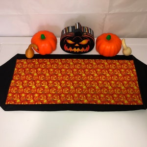 Halloween Tischläufer mit schwarzer Rückseite