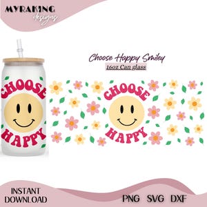 Può includere: Un bicchiere da 16 once con coperchio in legno e cannuccia. Il bicchiere presenta un design a faccina sorridente con le parole "CHOOSE HAPPY" in rosa. Lo sfondo ha un motivo floreale con elementi gialli, rosa e verdi.