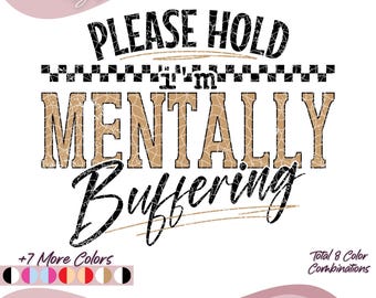 Op de afbeelding: Een digitaal ontwerp met de tekst "PLEASE HOLD I'M MENTALLY BUFFERING" in zwart en bruin. Het ontwerp bevat de tekst "+7 More Colors" en "Total 8 Color Combinations". De woorden "INSTANT DOWNLOAD" en "PNG ONLY" zijn ook opgenomen.