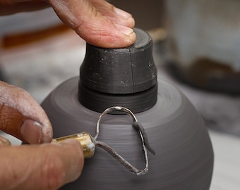 Spinner for pottery, turning tool for leather-hard clay on pottery wheel