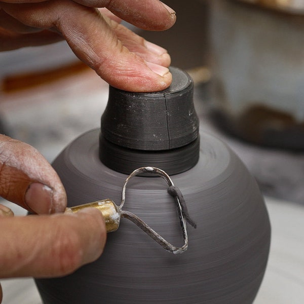 Filatore per ceramica, strumento di tornitura per argilla dura come la pelle su un tornio da vasaio