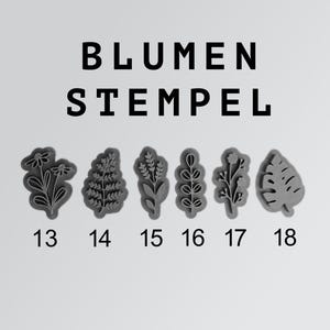 Puede incluir: Seis sellos florales grises con diferentes diseños de hojas y flores. Cada sello está numerado del 13 al 18. El texto "BLUMEN STEMPEL" está impreso en negro encima de los sellos.