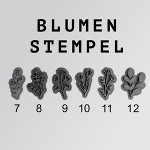 Op de afbeelding: Zes grijze bloemstempels met verschillende botanische ontwerpen. De stempels zijn genummerd van 7 tot en met 12. De tekst "BLUMEN STEMPEL" is in het zwart boven de stempels gedrukt.