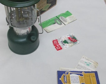Lanterne Coleman 220F195 neuve vintage 1972 Lampe de camping à deux manteaux avec boîte d'origine inutilisée !! Très bon état