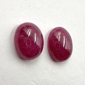 Naturlig rubin cabochon: Oval röd ädelsten, 4,75 karat