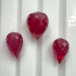Robijn gefacetteerde druppels: natuurlijke edelsteensieraden, set van 3 stuks 16,30 karaat, midden: 10,80 x 8,70, 2 stuks: 10,50 x 7,00 mm