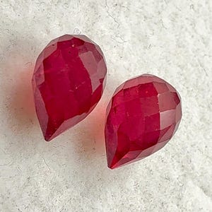 Robijn gefacetteerde druppels: natuurlijke edelsteensieraden 2-delige set 3,40 karaat, afmeting: 7,30 x 5,00 mm