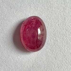 Naturlig rubin cabochon: Oval röd ädelsten, 2,80 karat