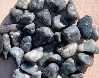 Emerald Tumbled Stone 20–30mm, Natural Green Crystal, Polished Gemstone, Jewellery Making, Crafts, Crystal Grids, Display