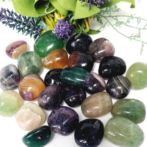 Piedra pulida de fluorita, cristal natural pulido para manualidades, joyería y coleccionismo.