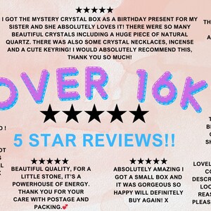 K&ouml;nnte beinhalten: Bild mit Kundenbewertungen mit dem Text "OVER 16K" und "5 STAR REVIEWS!!". Die Bewertungen erw&auml;hnen Kristalle, Kerzen und Buchst&uuml;tzen. Der Hintergrund ist hellrosa.