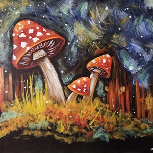 K&ouml;nnte beinhalten: Ein Gem&auml;lde von drei roten und wei&szlig;en Pilzen mit wei&szlig;en Punkten, die in einem dunklen Wald mit einem sternenklaren Himmel wachsen. Die Pilze sind im Vordergrund und der Wald im Hintergrund.