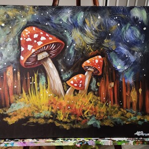 K&ouml;nnte beinhalten: Ein Gem&auml;lde mit drei roten und wei&szlig;en Pilzen in einer Waldlandschaft. Die Pilze befinden sich im Vordergrund, mit einem dunkelblauen und gr&uuml;nen Hintergrund aus B&auml;umen und einem Sternenhimmel.