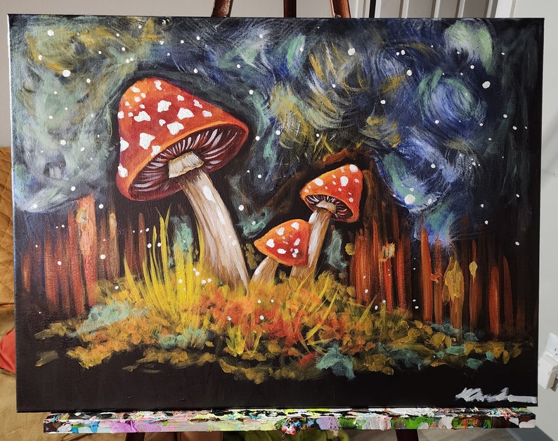K&ouml;nnte beinhalten: Ein Gem&auml;lde mit drei roten und wei&szlig;en Pilzen in einer Waldlandschaft. Die Pilze befinden sich im Vordergrund, mit einem dunkelblauen und gr&uuml;nen Hintergrund aus B&auml;umen und einem Sternenhimmel.
