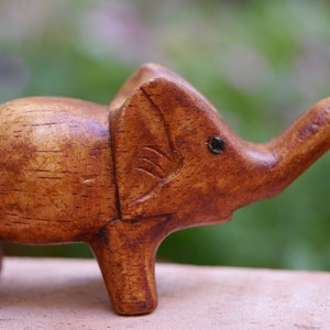 Holzelefant mit Rüssel Hoch Miniatur Schnitzerei Bild 1